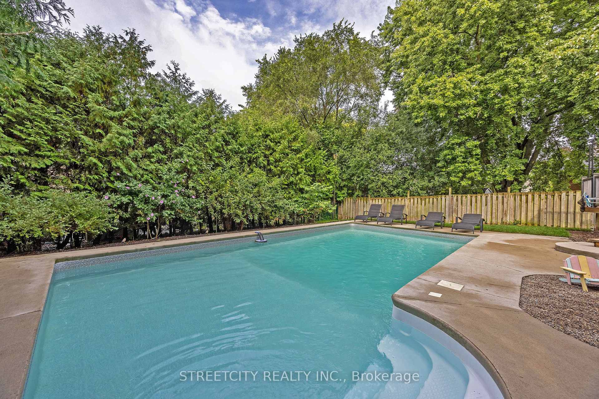 Photo 35 of 747 Westbury Crescent, London, South O — HOMEH