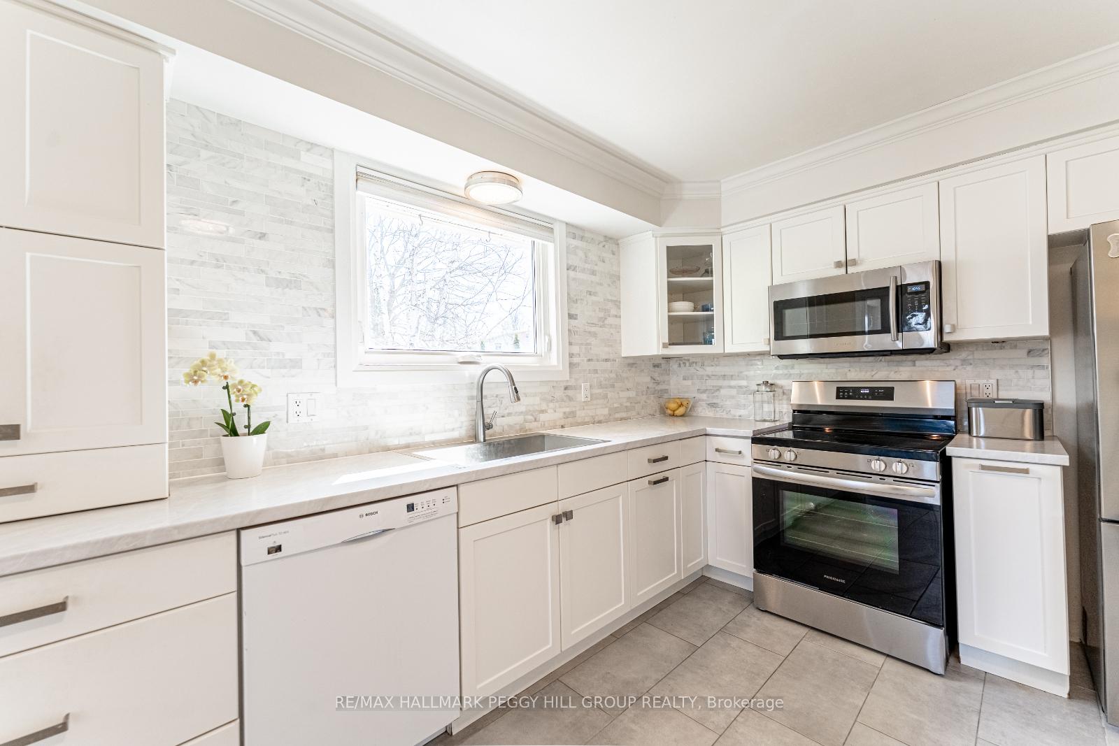 Photo 3 of 45 Shoreview Drive, Barrie, North Shore — HOMEH