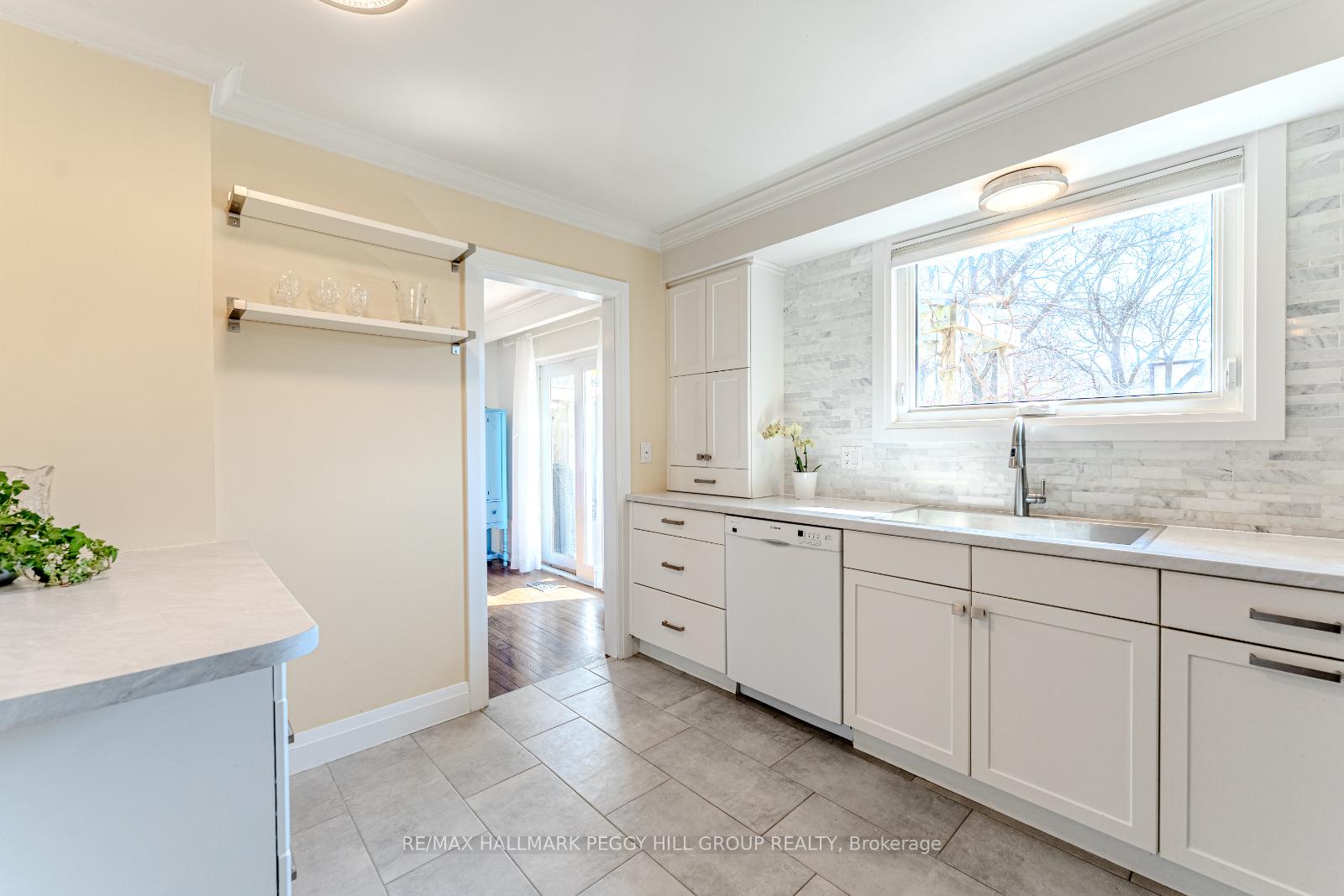 Photo 5 of 45 Shoreview Drive, Barrie, North Shore — HOMEH