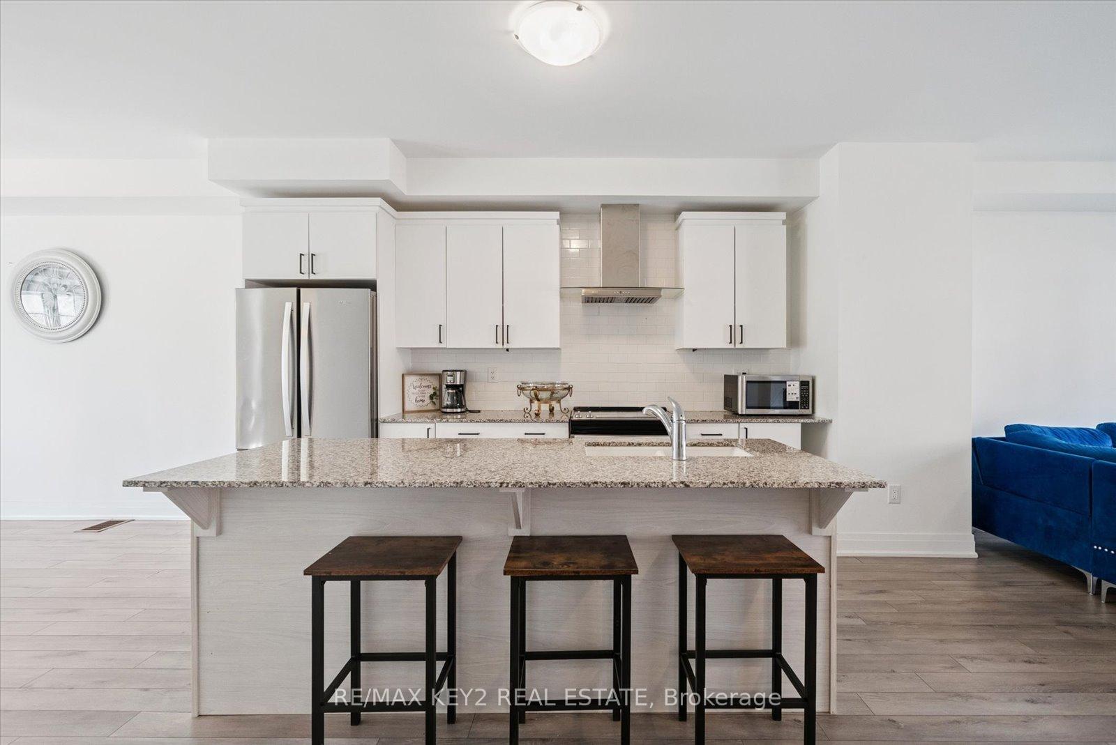Photo 9 of 8 Calloway Way, Whitby, Downtown Whitby — HOMEH