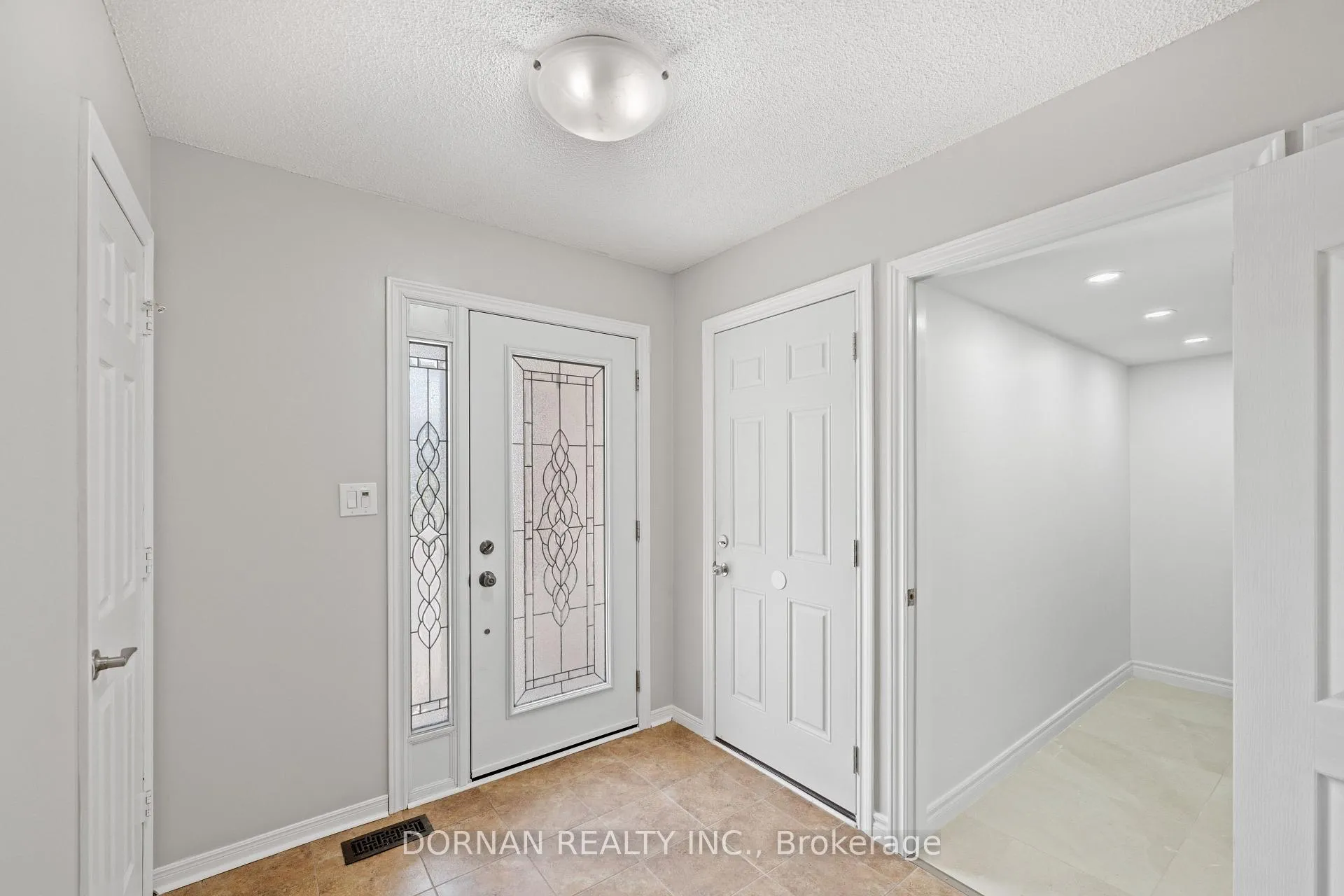 Photo 5 of 53 Lyndale Crescent, Clarington, Courtice — HOMEH