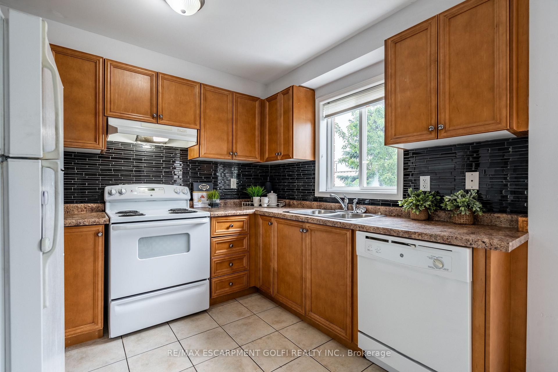 Photo 4 of Unit 26, 151 Green Road, Hamilton, Stoney Creek — HOMEH