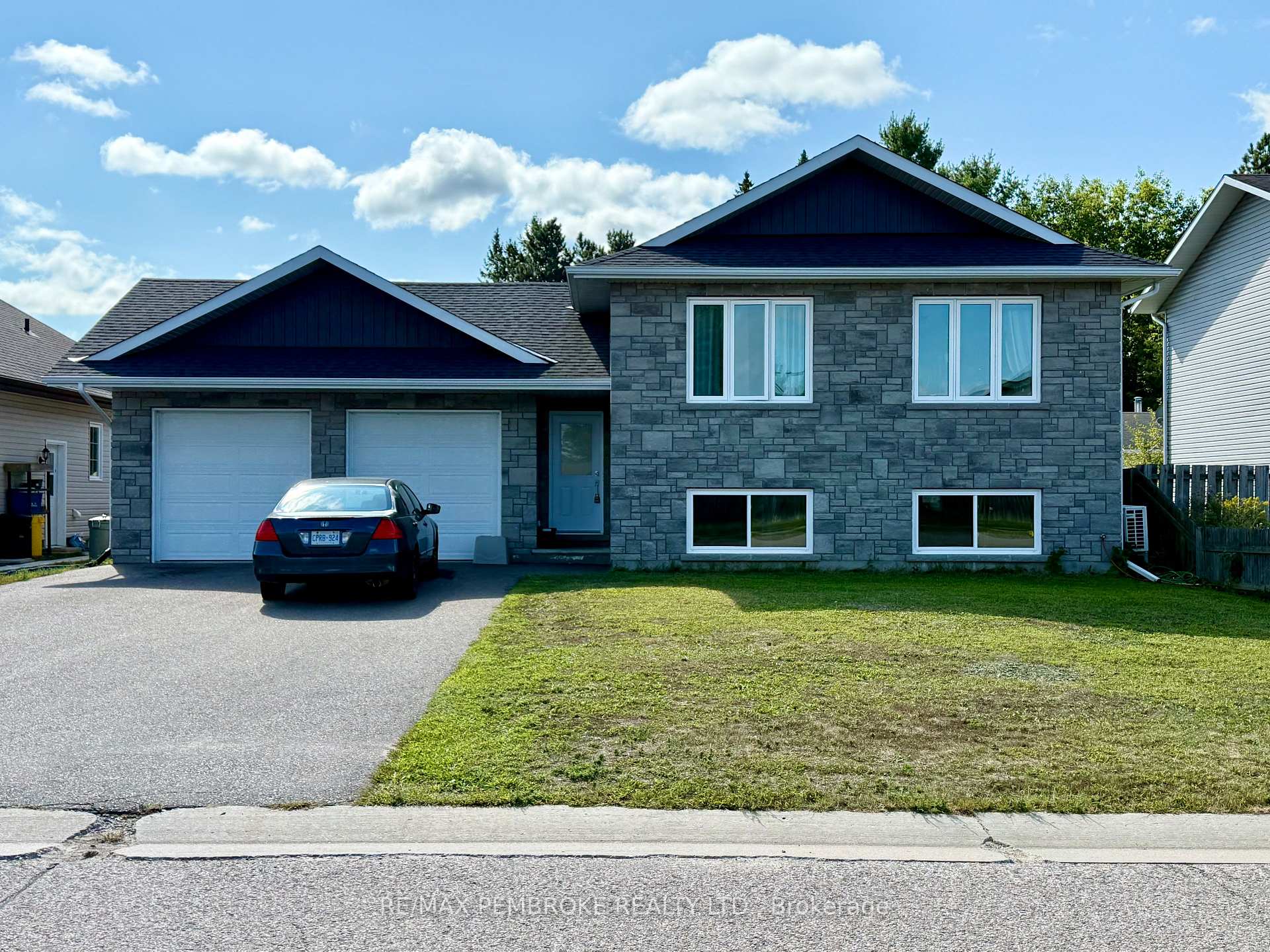 Photo 1 of 2063 Sandstone Crescent, Petawawa — HOMEH