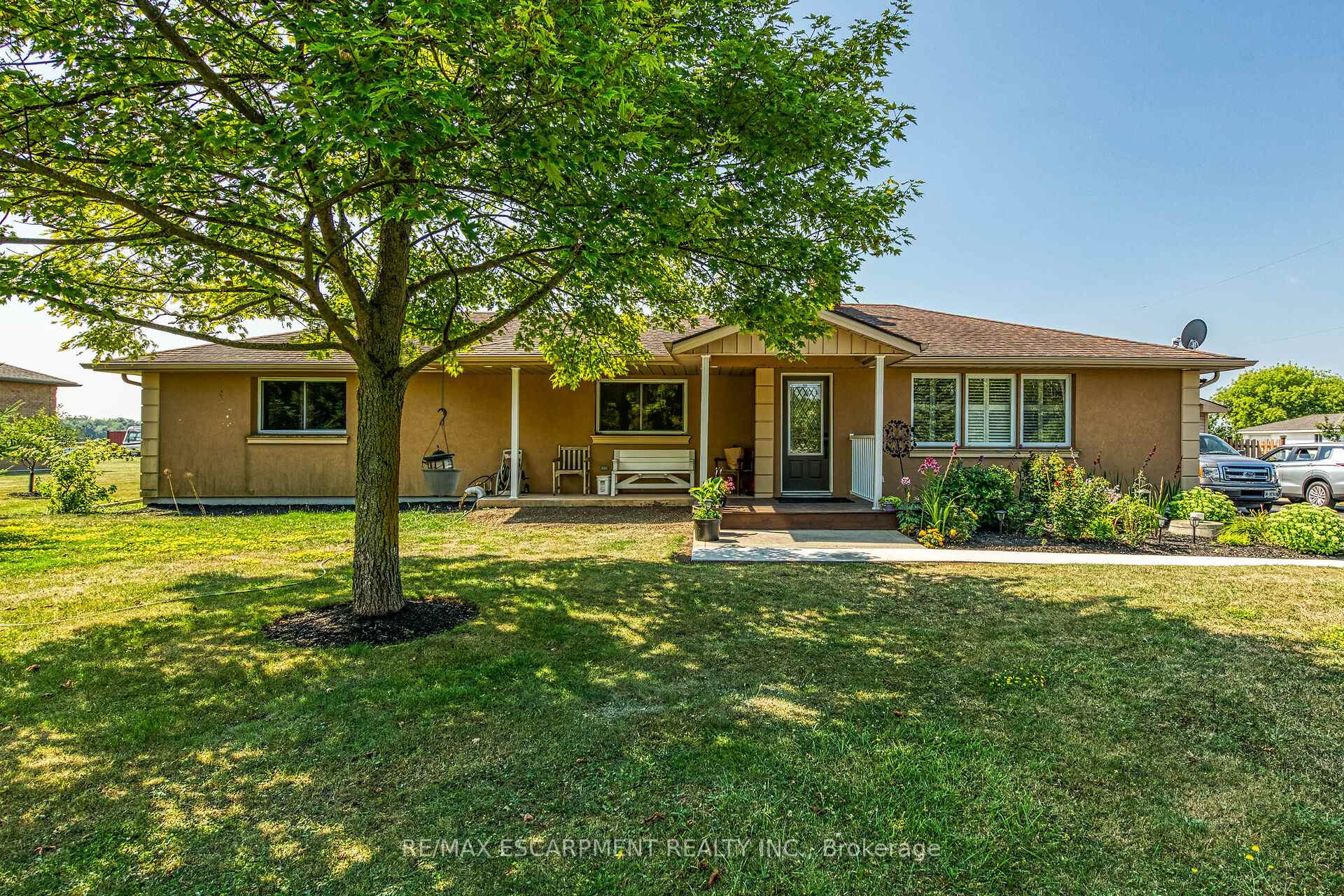Front of 982 Highland Road E