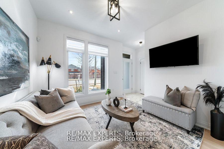 Photo 5 of 13 Shatner Turnabout Crescent, Vaughan, East Woodbridge — HOMEH