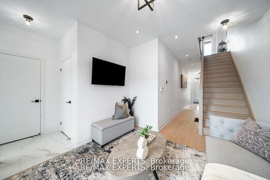 Photo 6 of 13 Shatner Turnabout Crescent, Vaughan, East Woodbridge — HOMEH