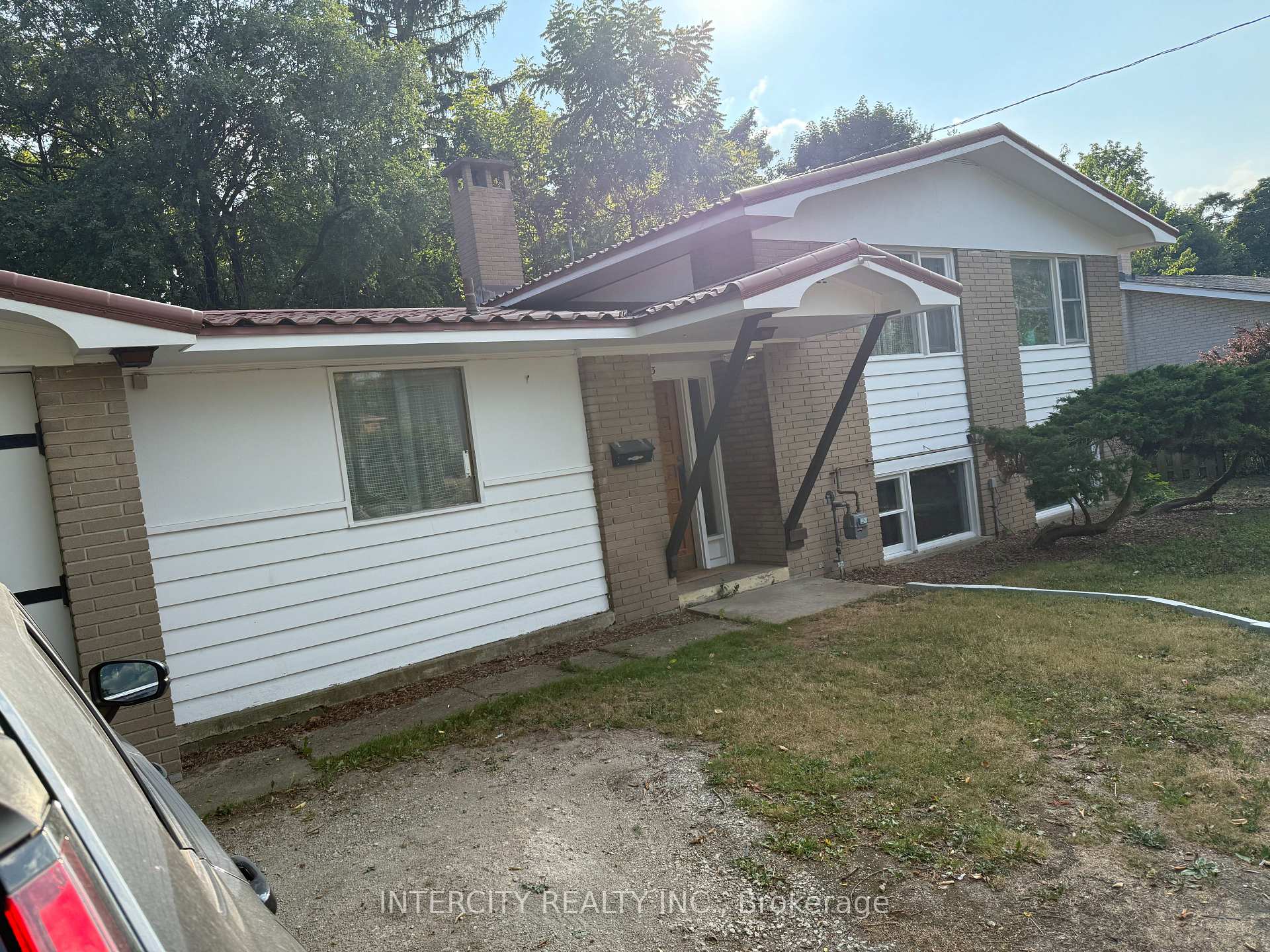 Photo 4 of 63 Centre Street N, Brampton, Brampton North — HOMEH