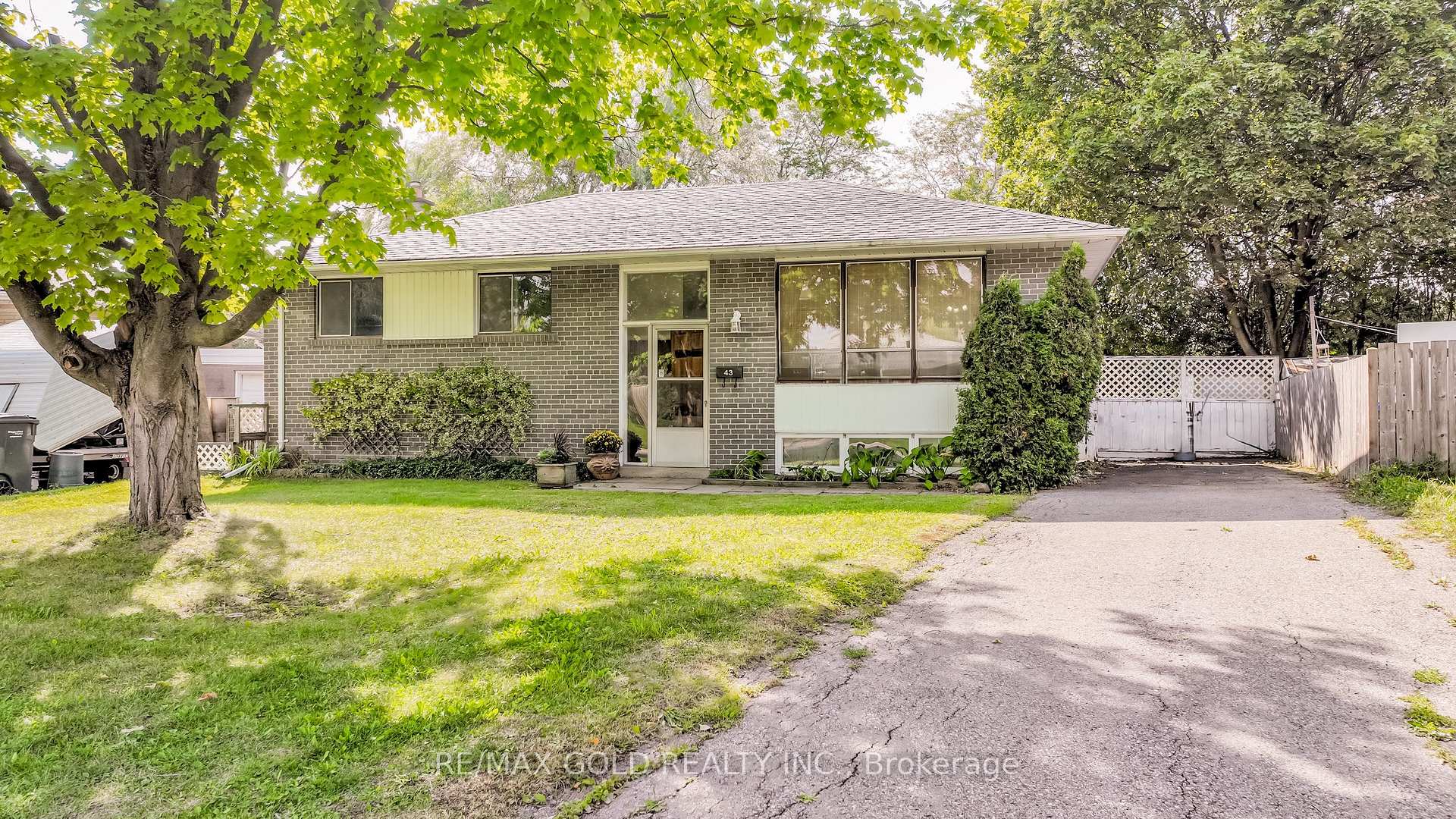 Photo 2 of 43 Alexandria Crescent, Brampton, Avondale — HOMEH