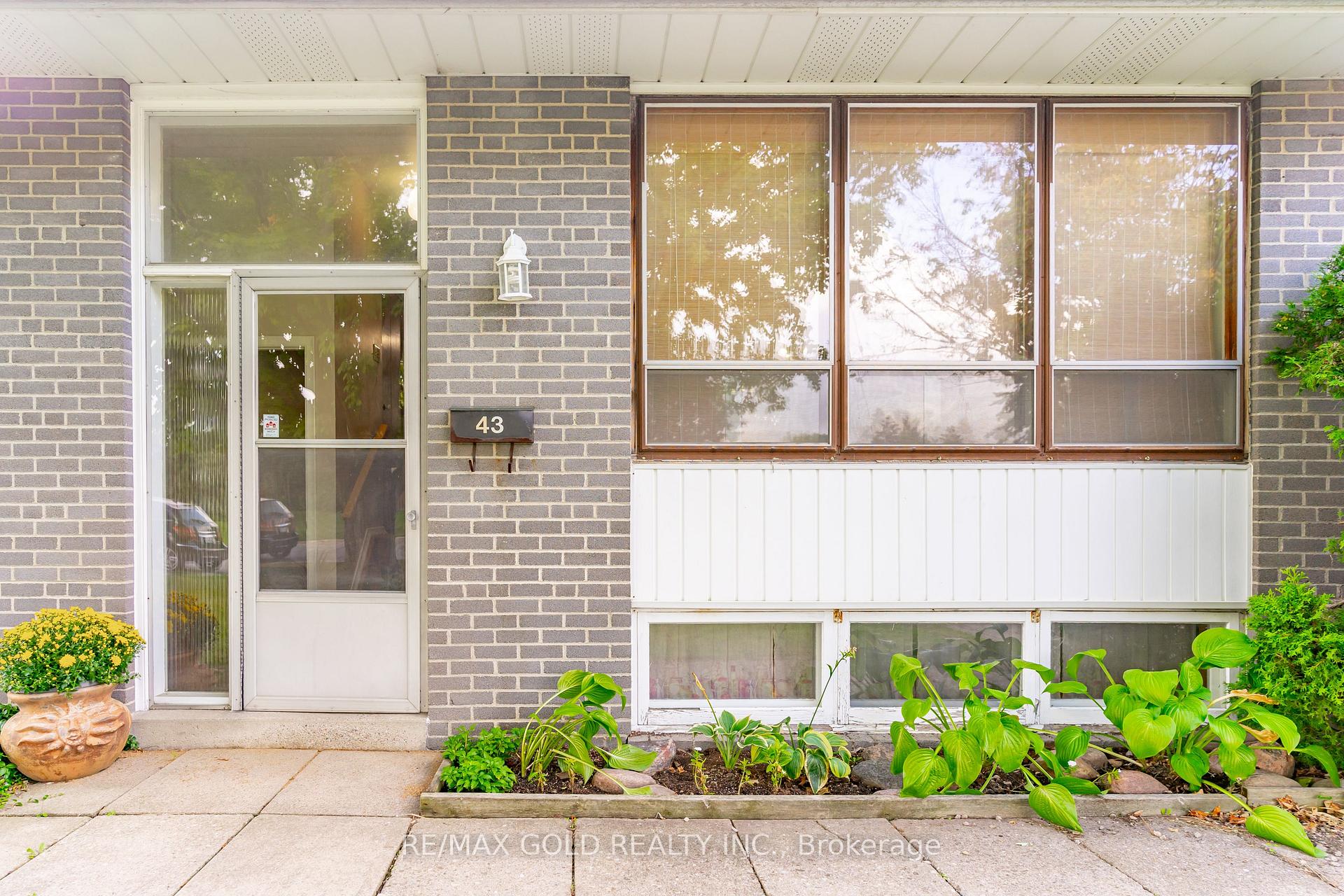 Photo 3 of 43 Alexandria Crescent, Brampton, Avondale — HOMEH