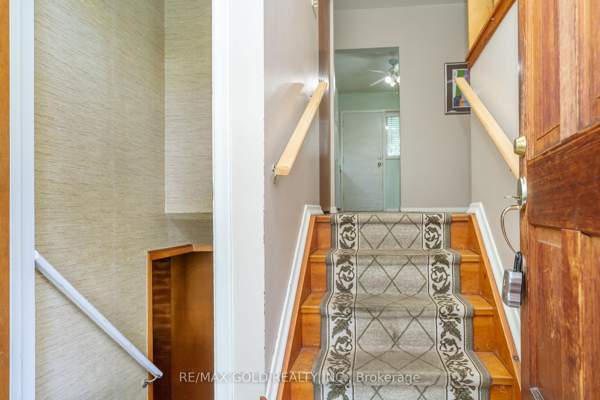 Photo 4 of 43 Alexandria Crescent, Brampton, Avondale — HOMEH
