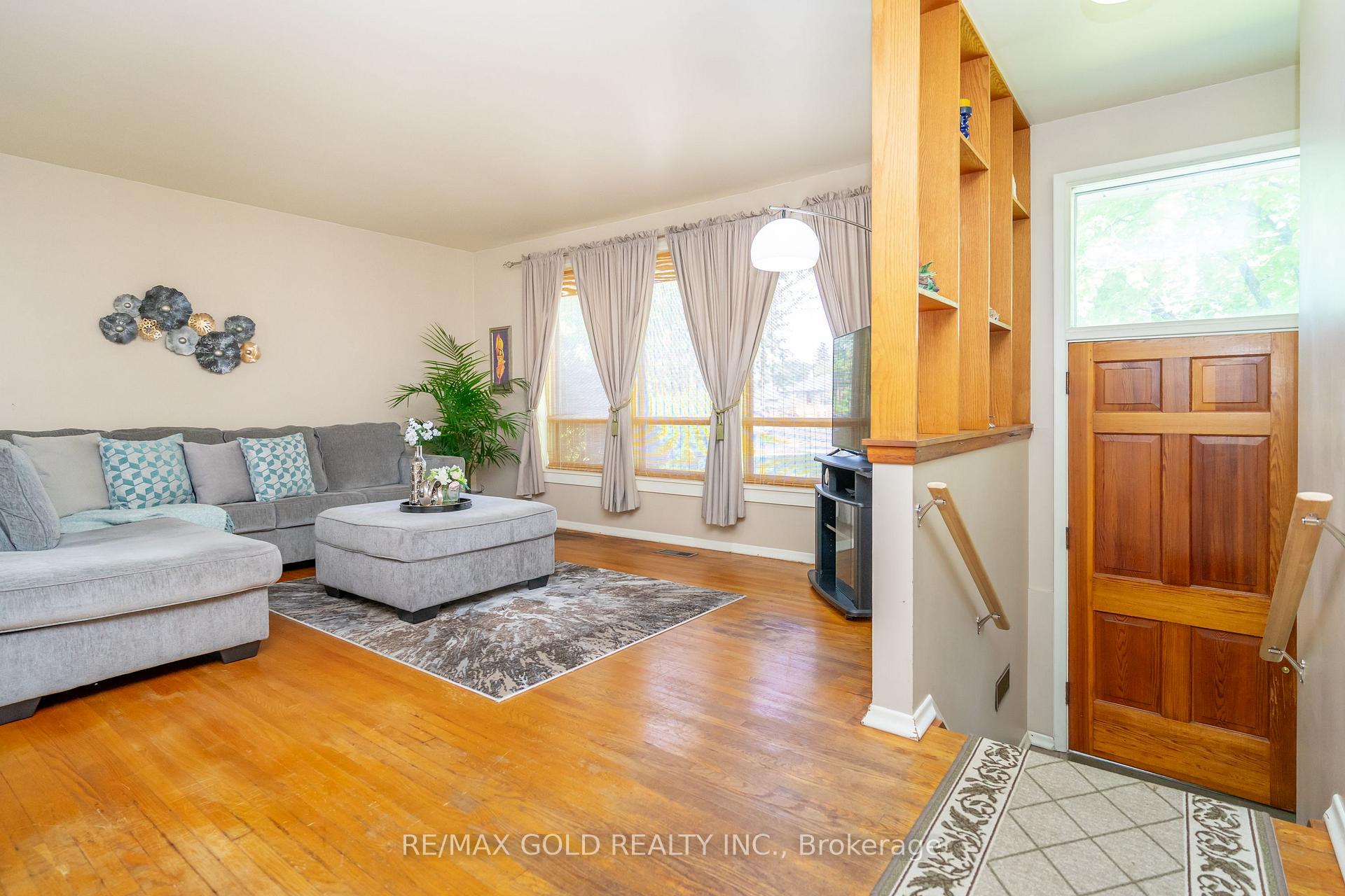 Photo 5 of 43 Alexandria Crescent, Brampton, Avondale — HOMEH