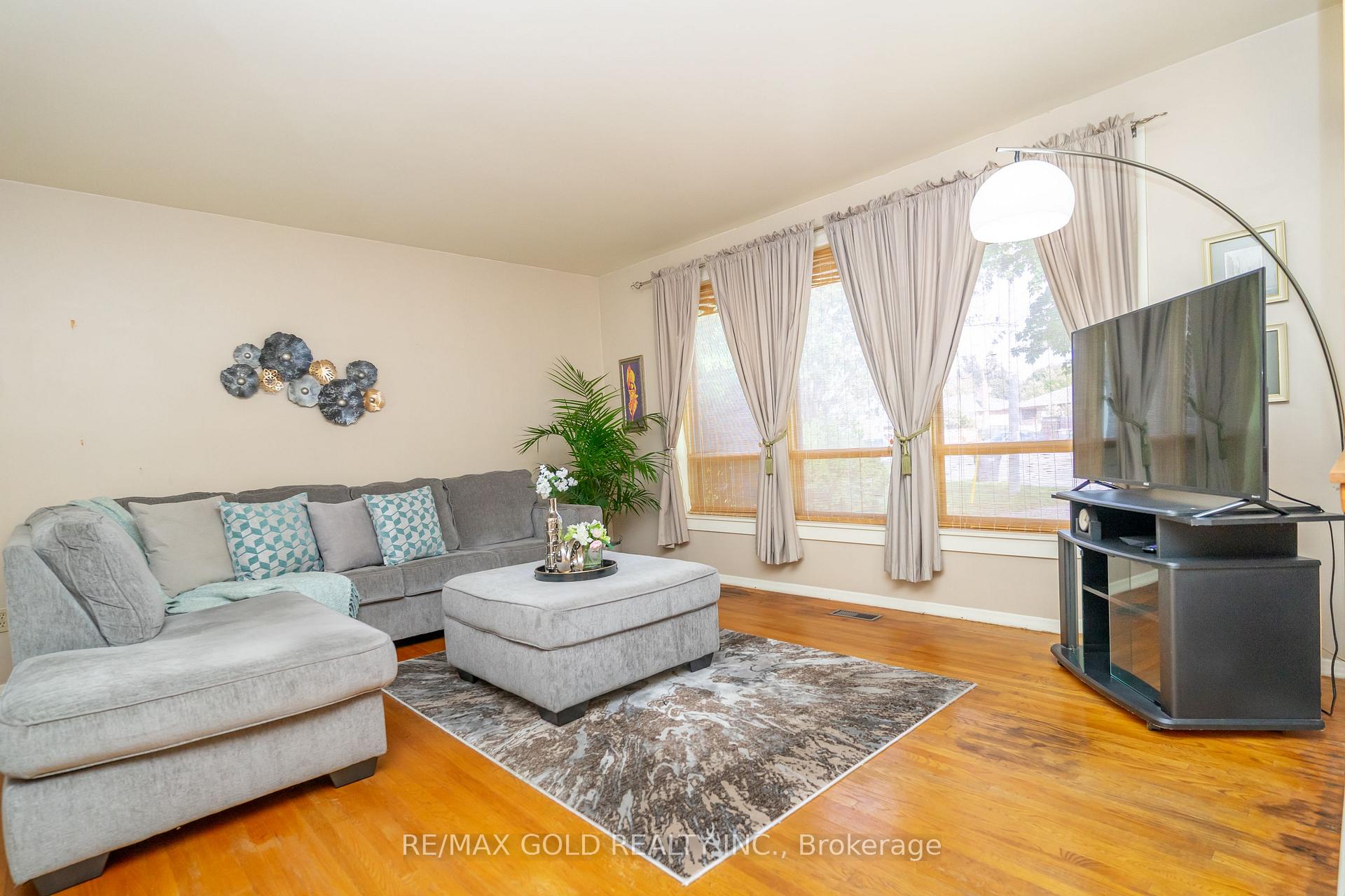 Photo 6 of 43 Alexandria Crescent, Brampton, Avondale — HOMEH