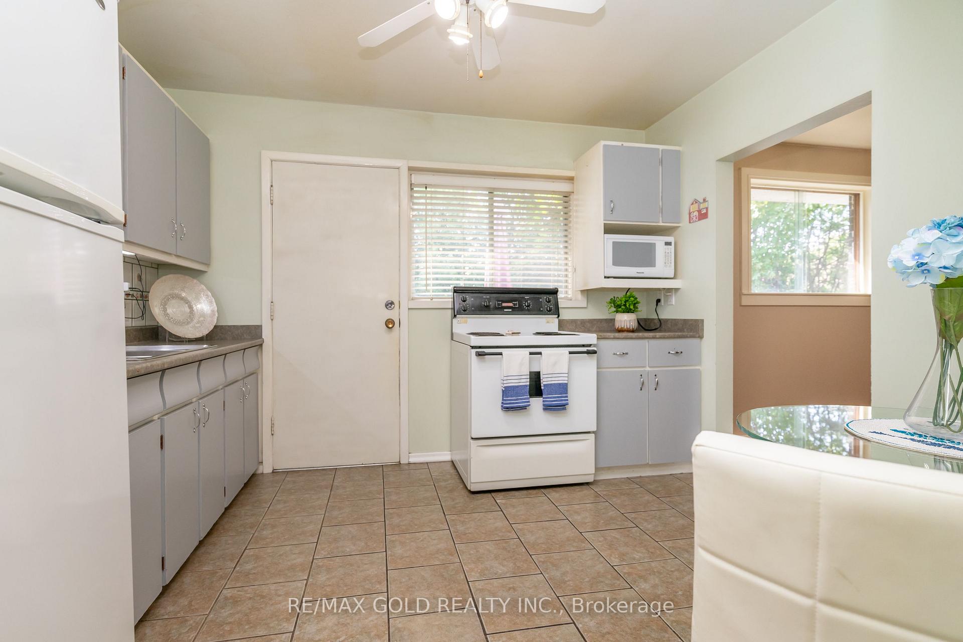 Photo 13 of 43 Alexandria Crescent, Brampton, Avondale — HOMEH