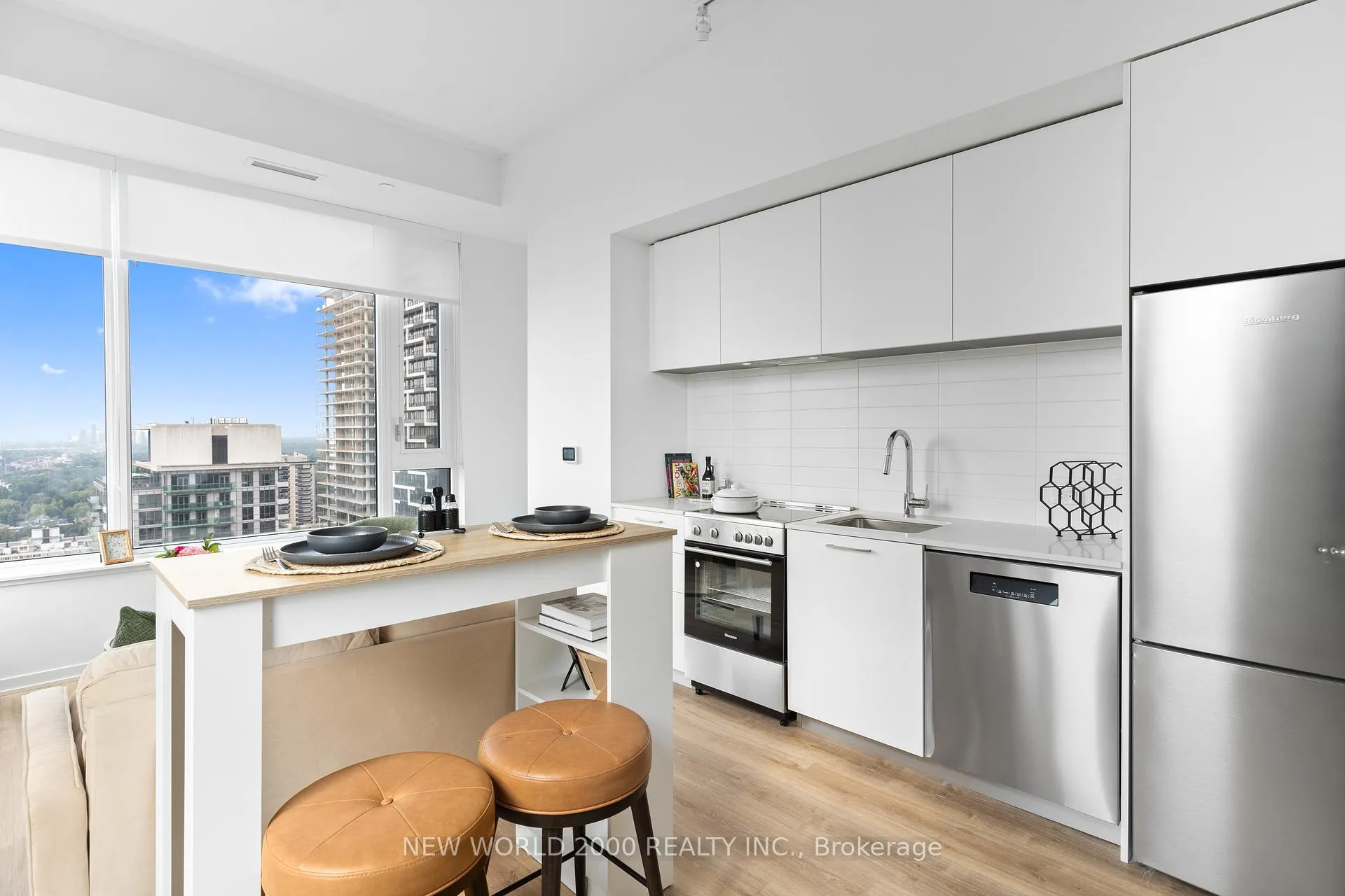 Photo 2 of Unit 2812, 101 Roehampton Avenue, Toronto, Mount Pleasant West — HOMEH