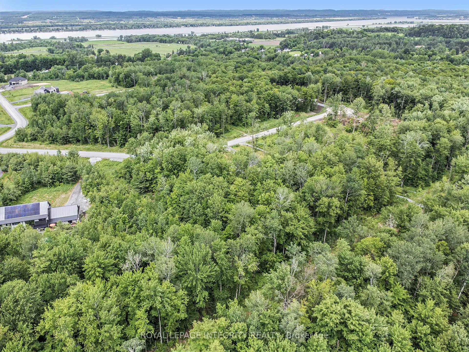 Photo 2 of 1590 Kinsella Drive, Ottawa, Cumberland Estates — HOMEH