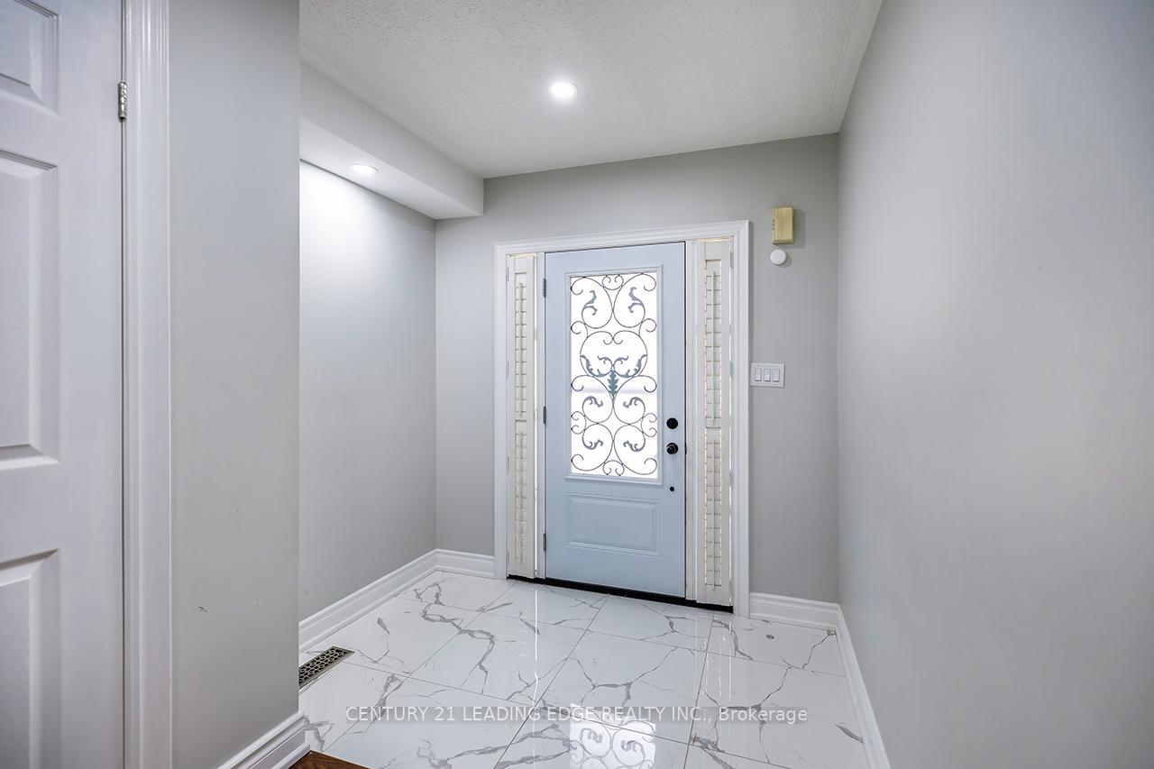 Photo 3 of 121 Trail Ridge Lane, Markham, Berczy — HOMEH
