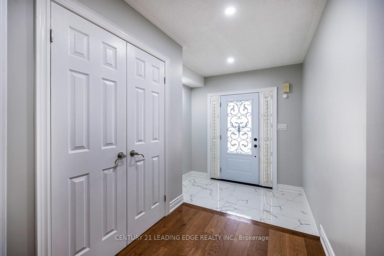 Photo 4 of 121 Trail Ridge Lane, Markham, Berczy — HOMEH