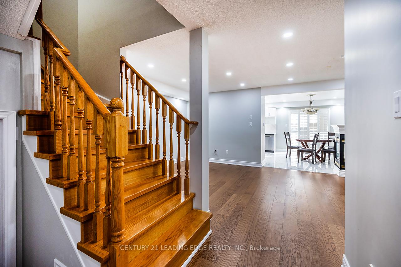 Photo 5 of 121 Trail Ridge Lane, Markham, Berczy — HOMEH