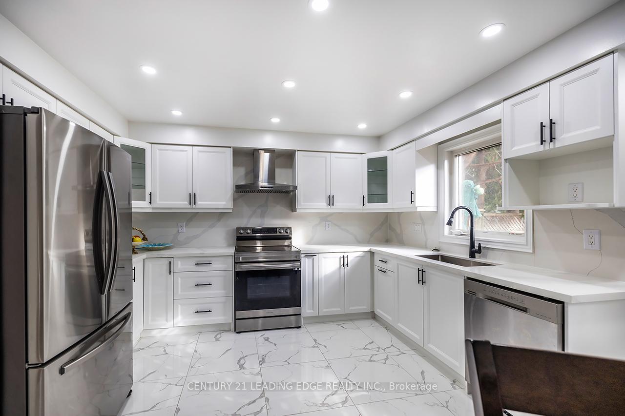 Photo 10 of 121 Trail Ridge Lane, Markham, Berczy — HOMEH