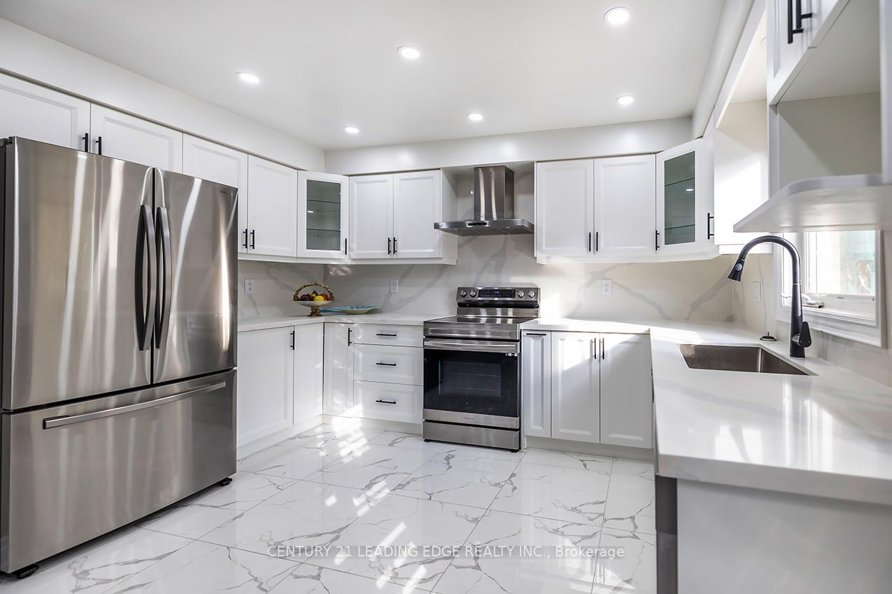 Photo 11 of 121 Trail Ridge Lane, Markham, Berczy — HOMEH
