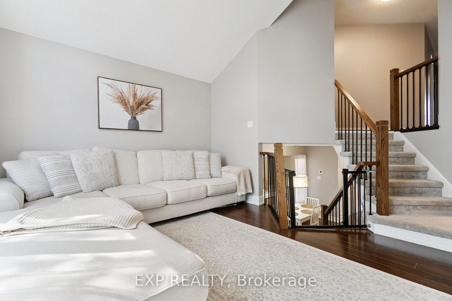 Photo 5 of 132 Harnesworth Crescent, Hamilton, Waterdown — HOMEH