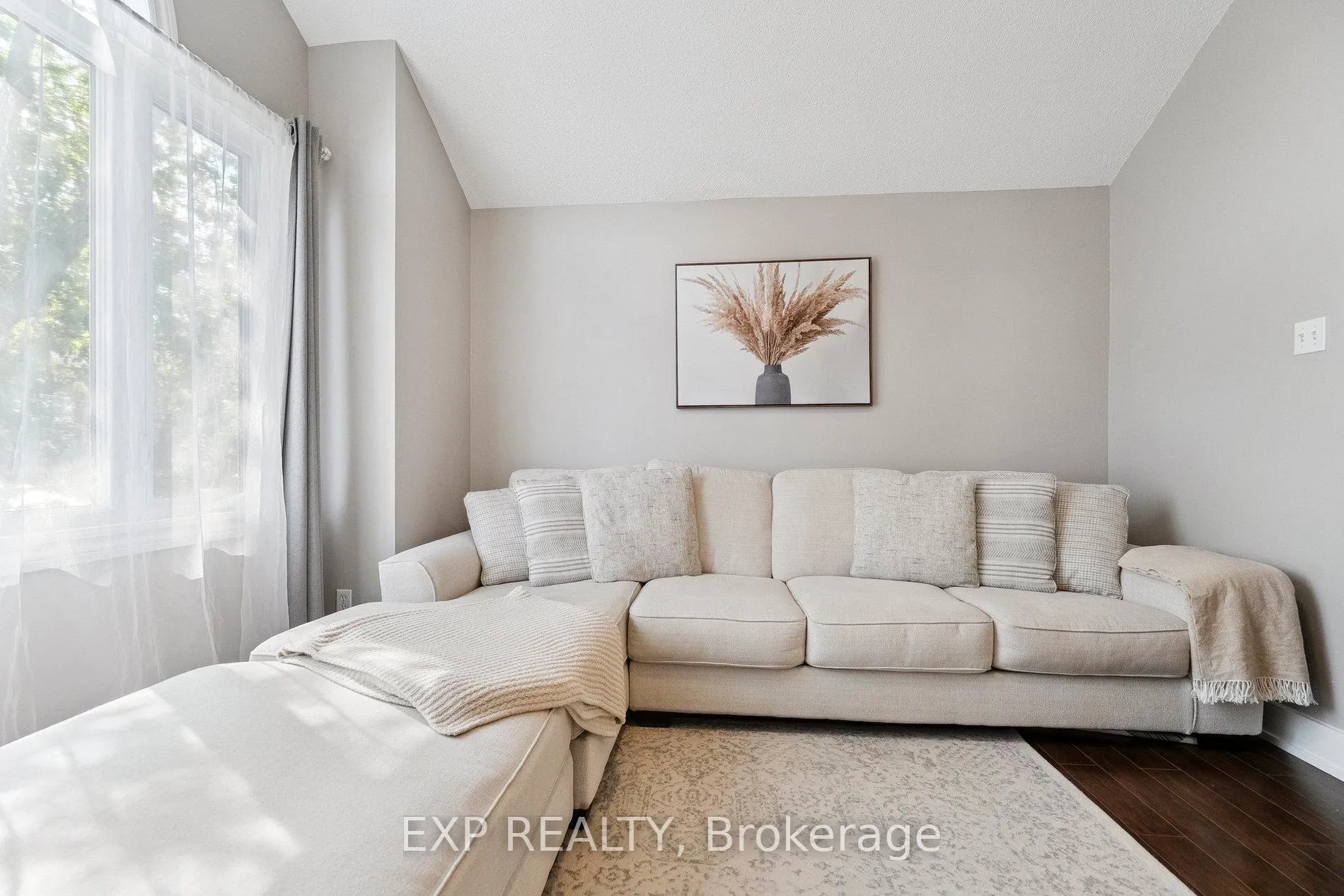 Photo 6 of 132 Harnesworth Crescent, Hamilton, Waterdown — HOMEH