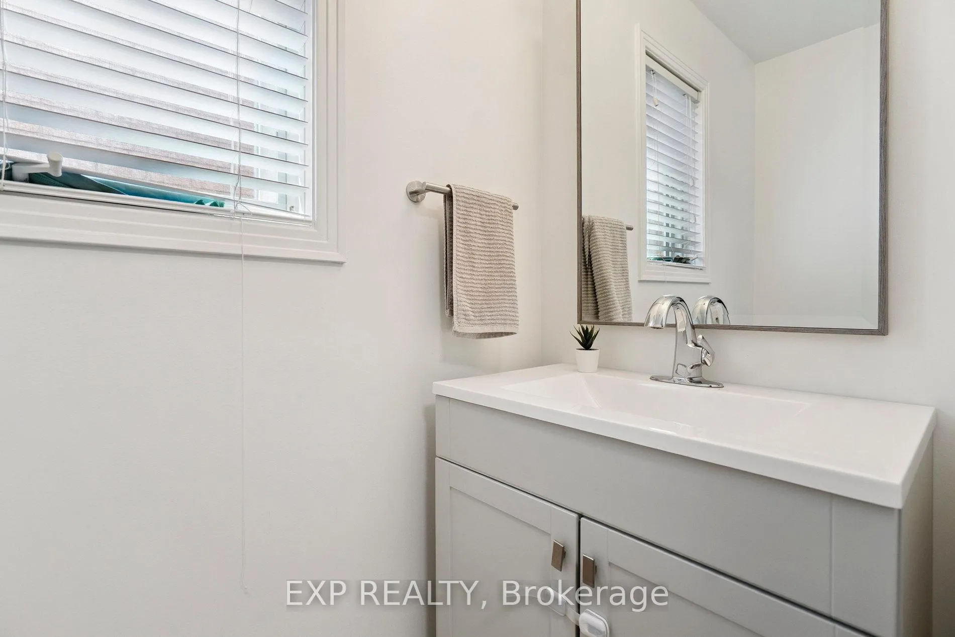 Photo 18 of 132 Harnesworth Crescent, Hamilton, Waterdown — HOMEH
