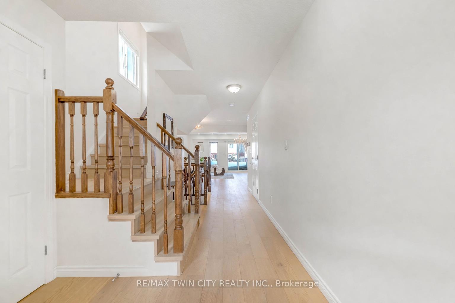 Photo 2 of 220 Lemon Grass Crescent, Kitchener — HOMEH