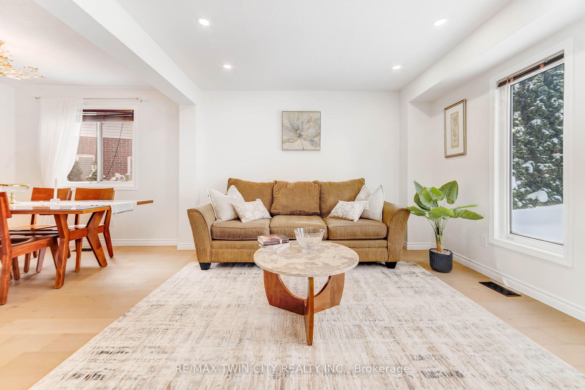 Photo 3 of 220 Lemon Grass Crescent, Kitchener — HOMEH