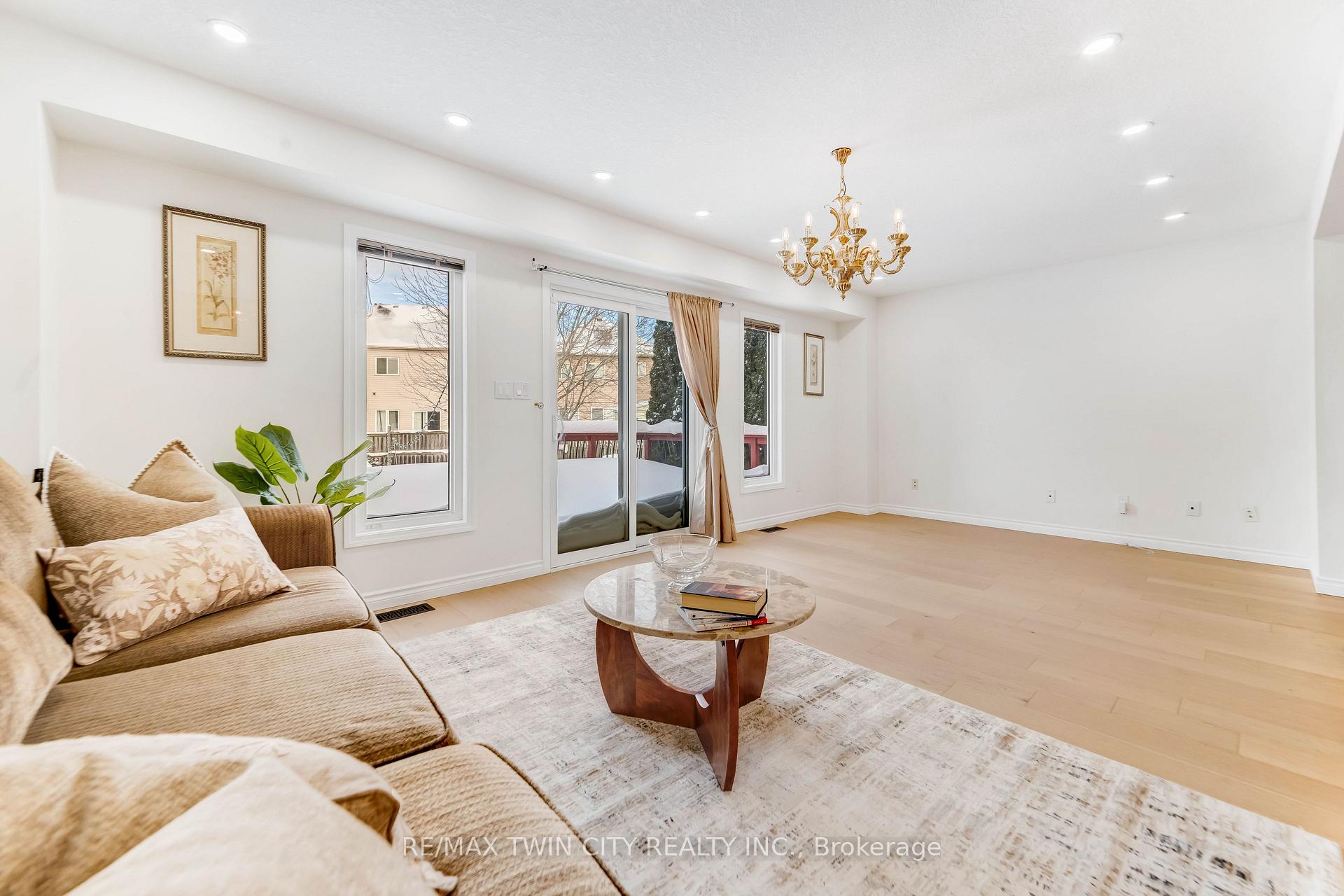Photo 5 of 220 Lemon Grass Crescent, Kitchener — HOMEH