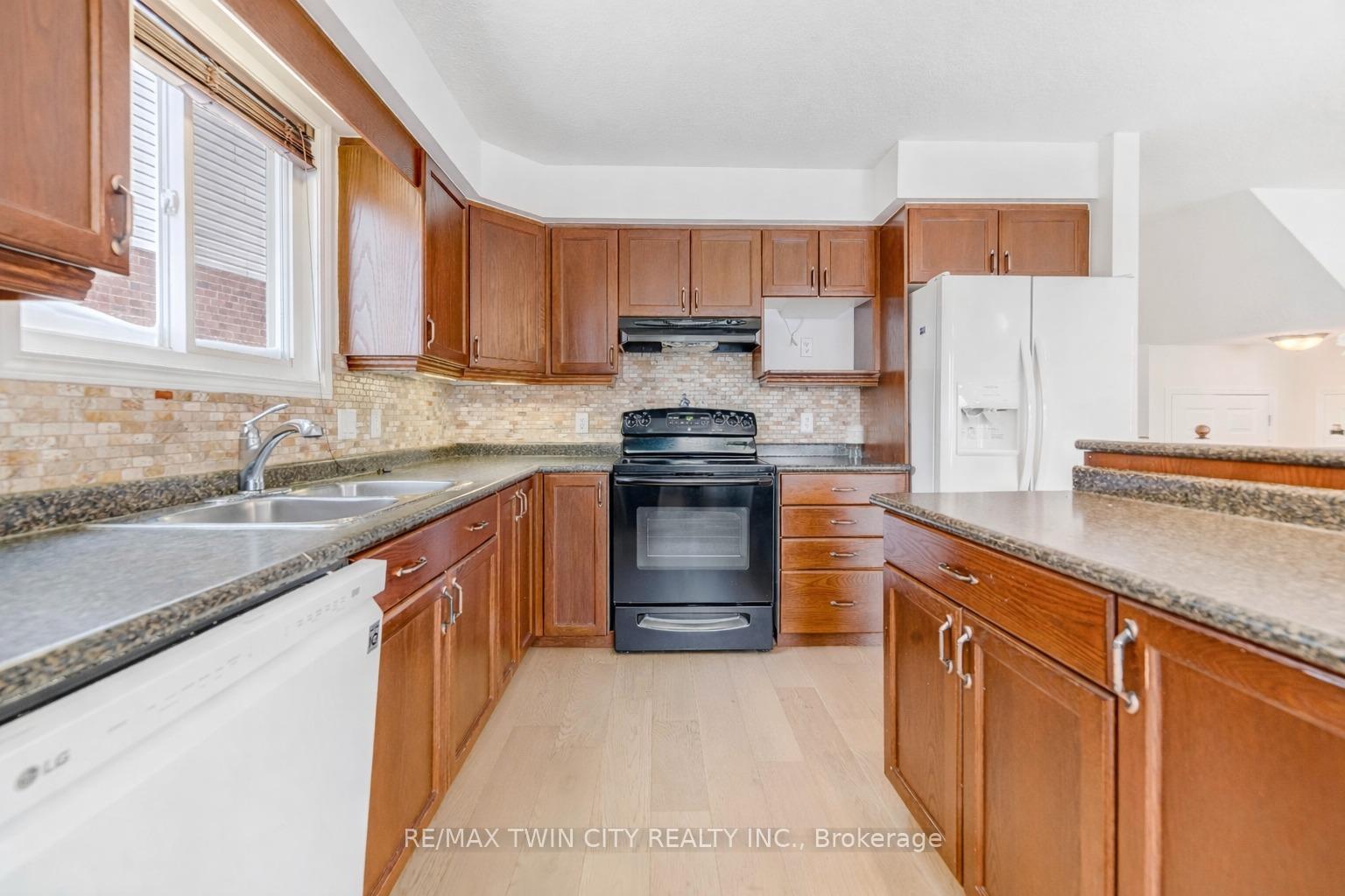 Photo 7 of 220 Lemon Grass Crescent, Kitchener — HOMEH
