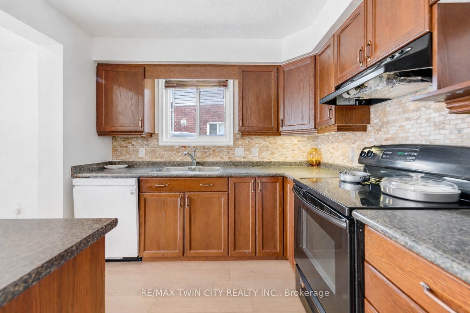Photo 8 of 220 Lemon Grass Crescent, Kitchener — HOMEH
