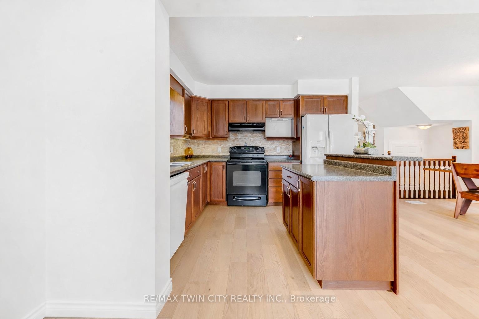 Photo 9 of 220 Lemon Grass Crescent, Kitchener — HOMEH