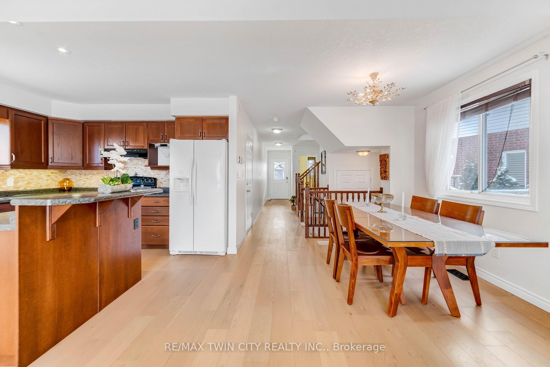 Photo 10 of 220 Lemon Grass Crescent, Kitchener — HOMEH