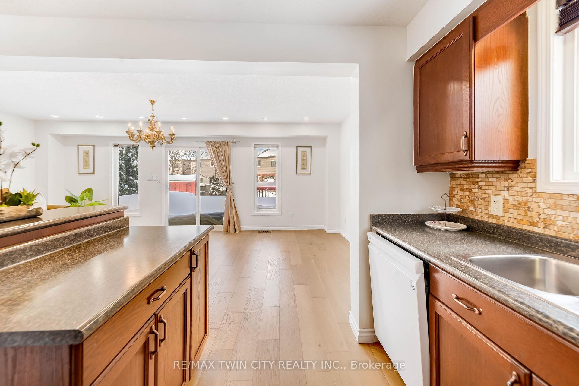 Photo 11 of 220 Lemon Grass Crescent, Kitchener — HOMEH