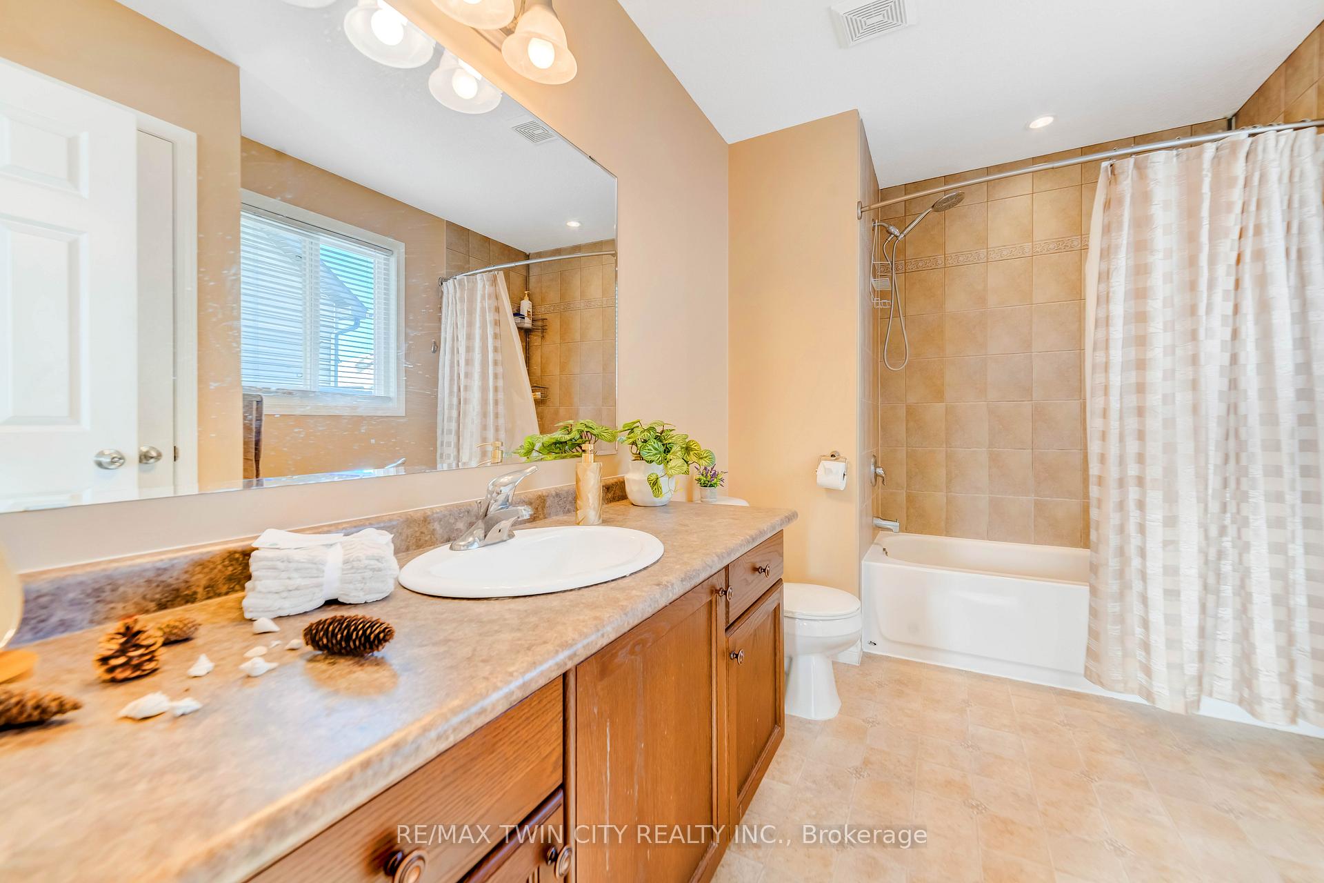 Photo 21 of 220 Lemon Grass Crescent, Kitchener — HOMEH