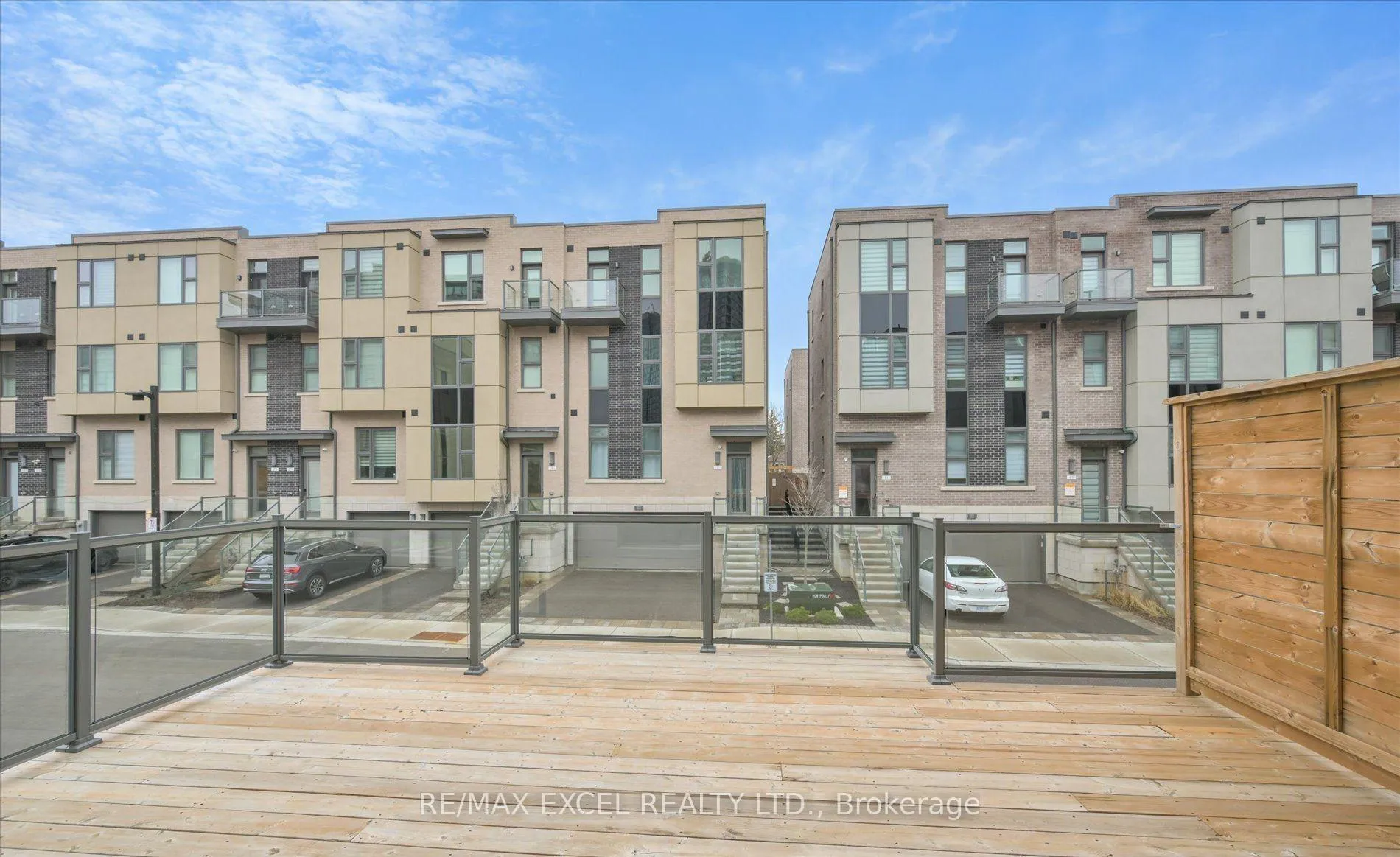 Photo 2 of 889 Clark Avenue W, Vaughan, Brownridge — HOMEH