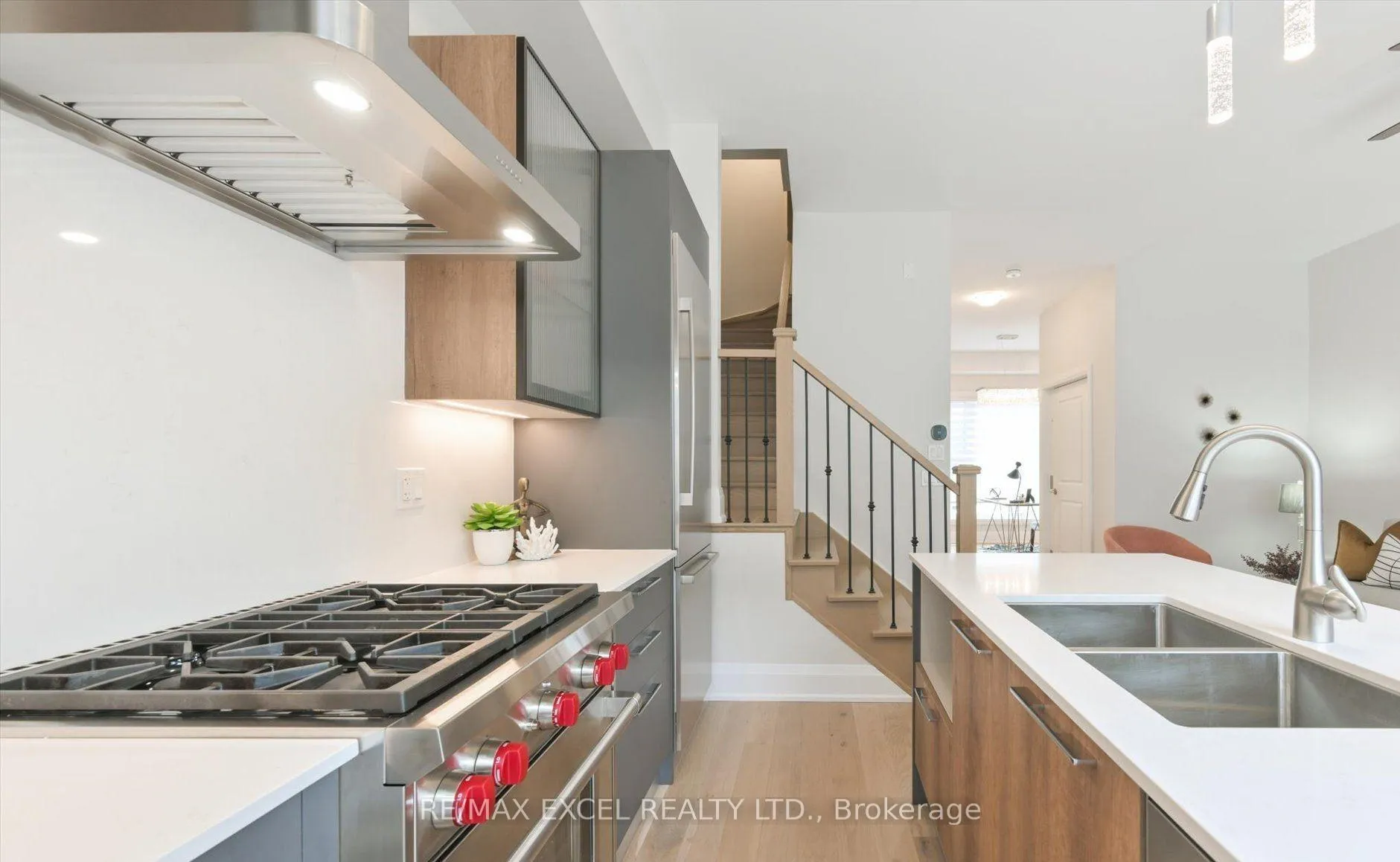Photo 4 of 889 Clark Avenue W, Vaughan, Brownridge — HOMEH