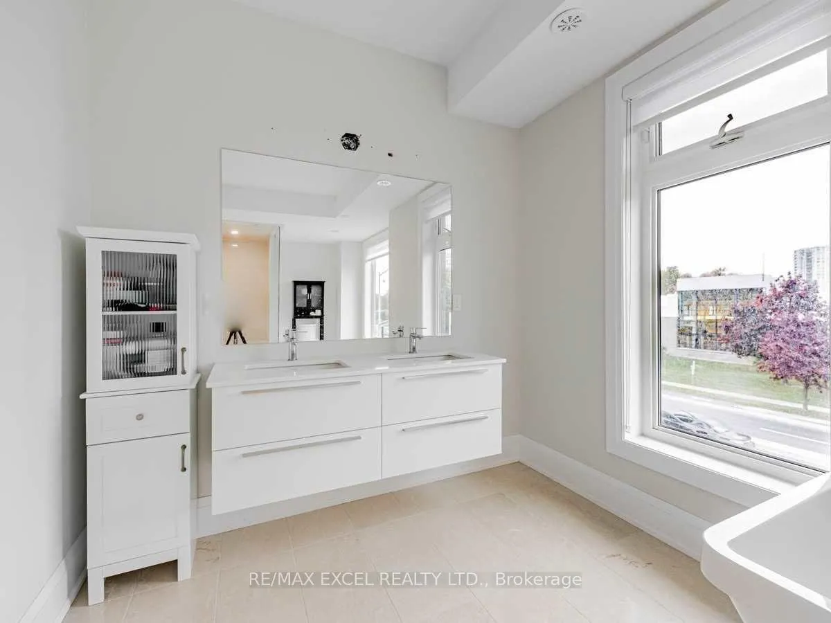 Photo 5 of 889 Clark Avenue W, Vaughan, Brownridge — HOMEH