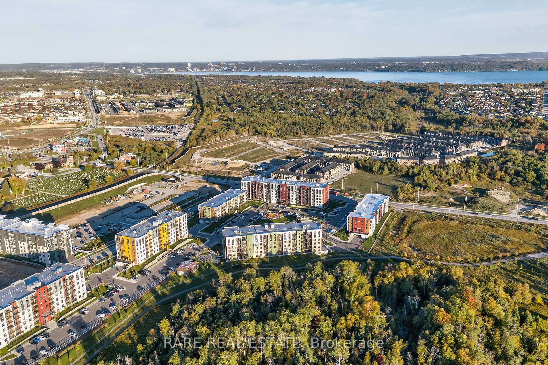 Photo 4 of Unit 402, 5 Chef Lane, Barrie, Rural Barrie Southeast — HOMEH