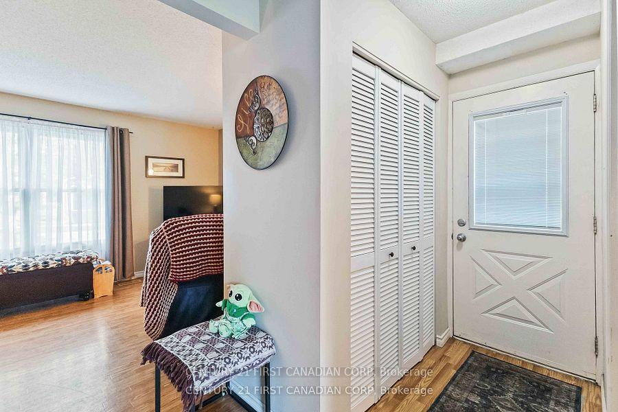 Photo 3 of 71 Golfdale Crescent, London, South Q — HOMEH
