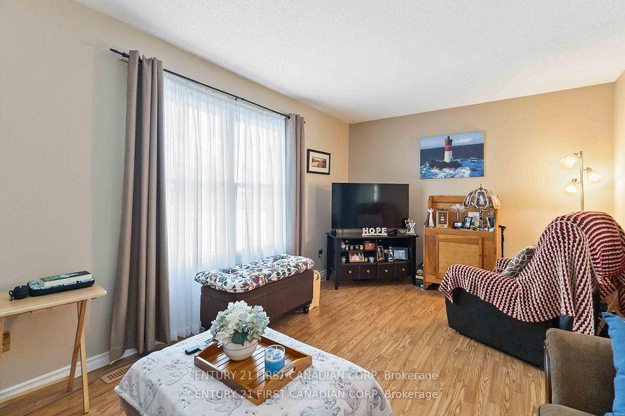 Photo 4 of 71 Golfdale Crescent, London, South Q — HOMEH