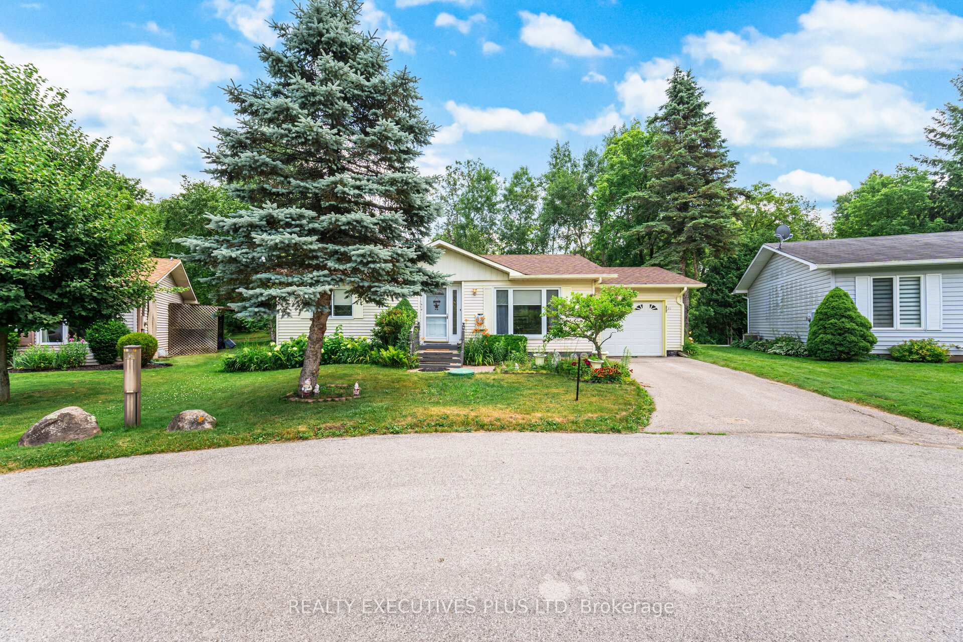Photo 2 of 5 Pineview Court, New Tecumseth, Rural New Tecumseth — HOMEH