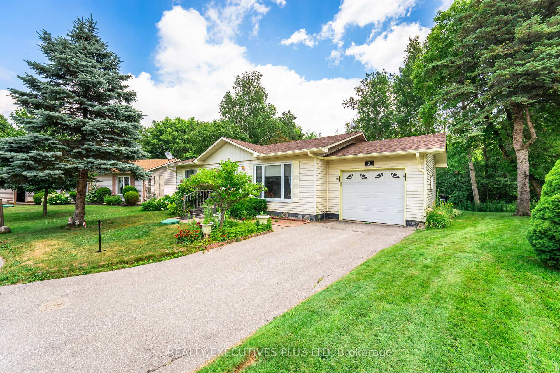 Photo 4 of 5 Pineview Court, New Tecumseth, Rural New Tecumseth — HOMEH