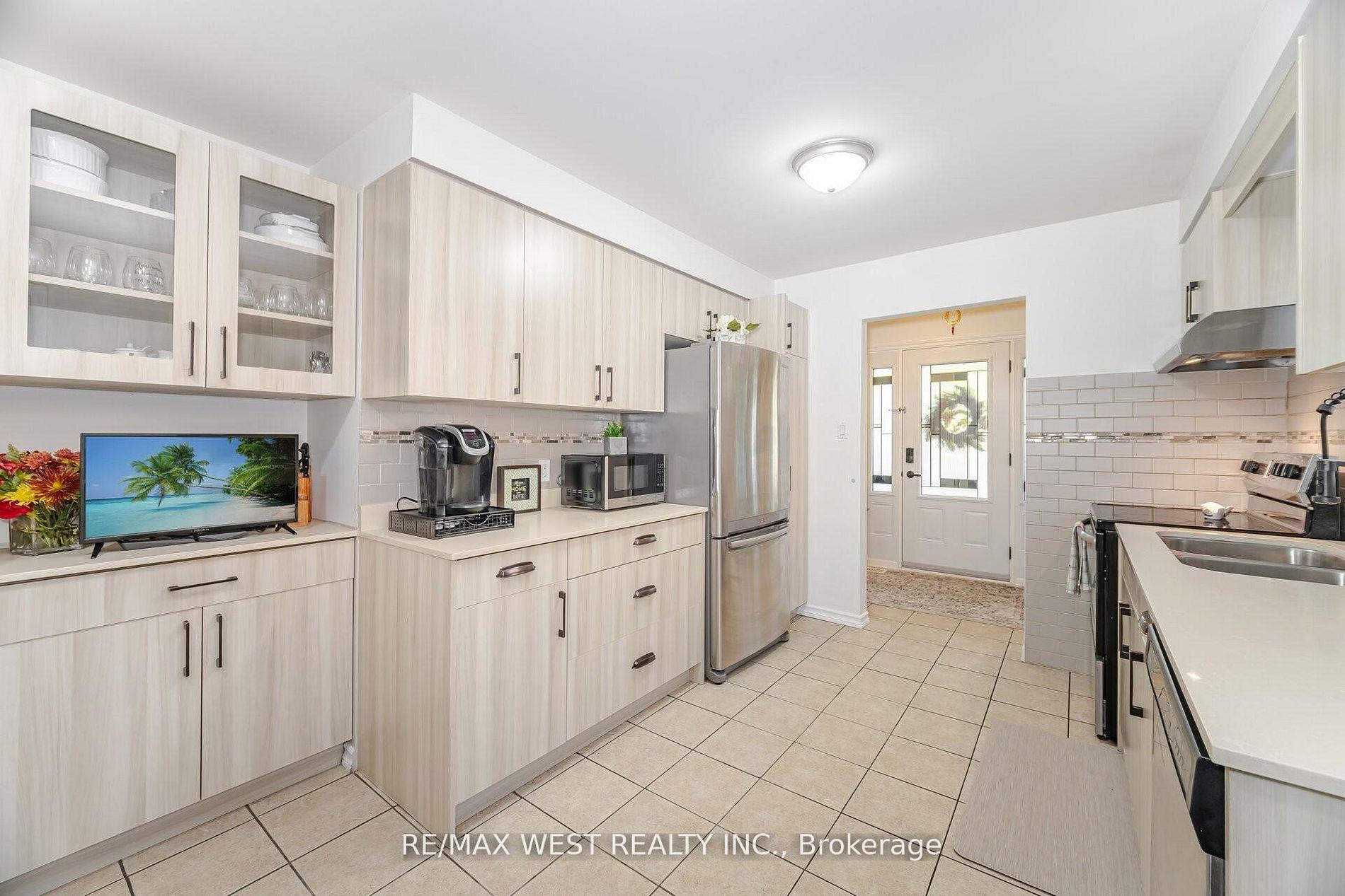 Photo 7 of 17 Malcolm Crescent, Brampton, Central Park — HOMEH