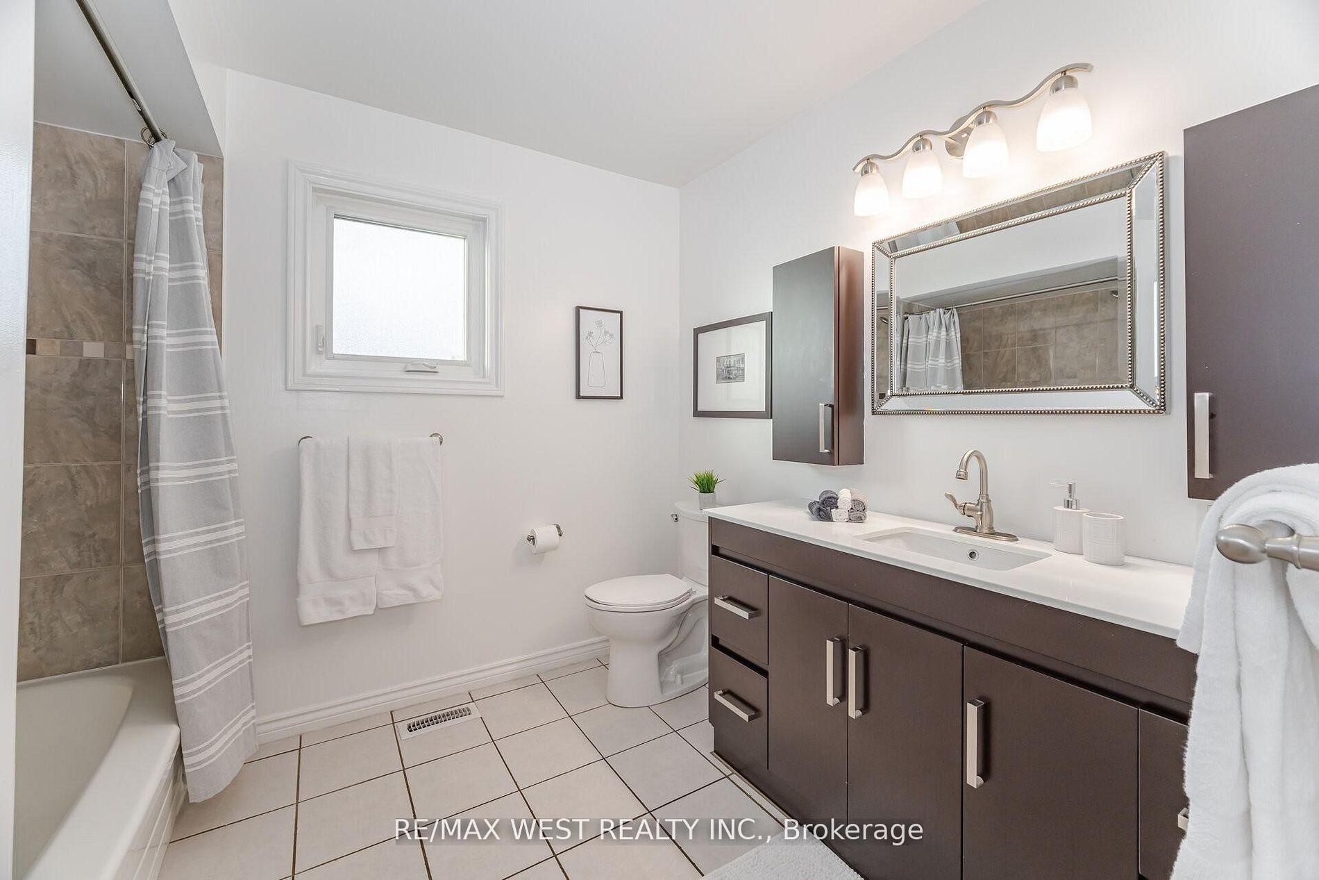 Photo 19 of 17 Malcolm Crescent, Brampton, Central Park — HOMEH