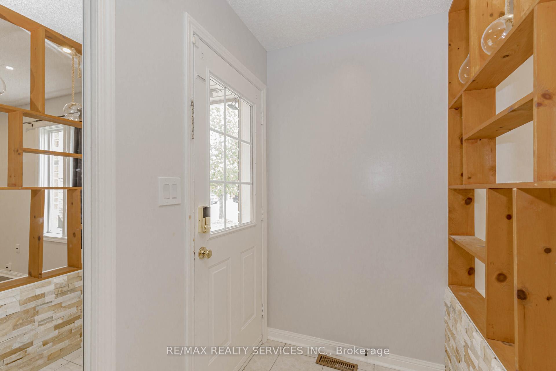 Photo 2 of Unit Upper, 106 Narrow Valley Crescent, Brampton, Sandringham-Wellington — HOMEH