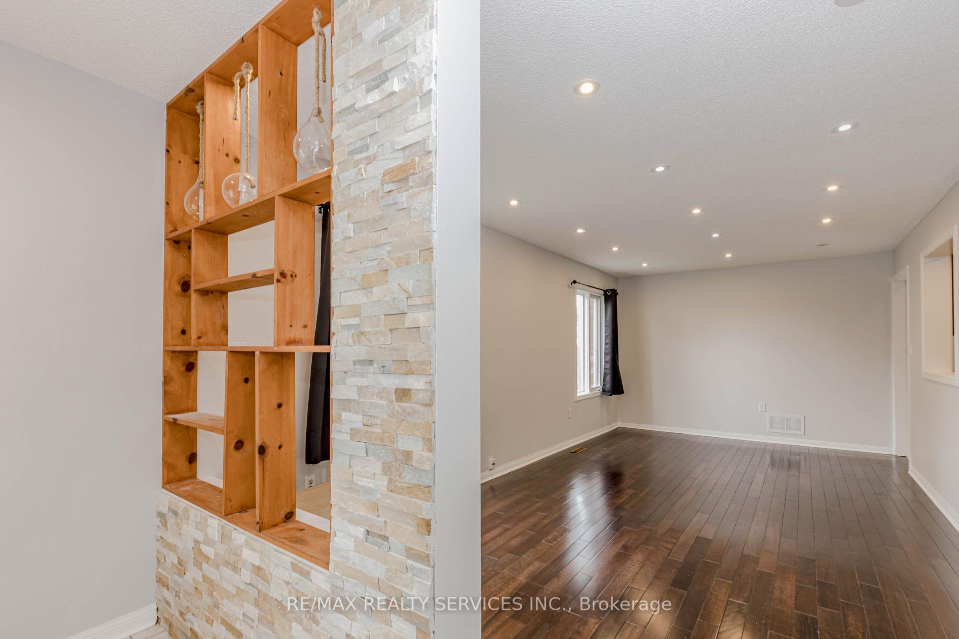 Photo 3 of Unit Upper, 106 Narrow Valley Crescent, Brampton, Sandringham-Wellington — HOMEH