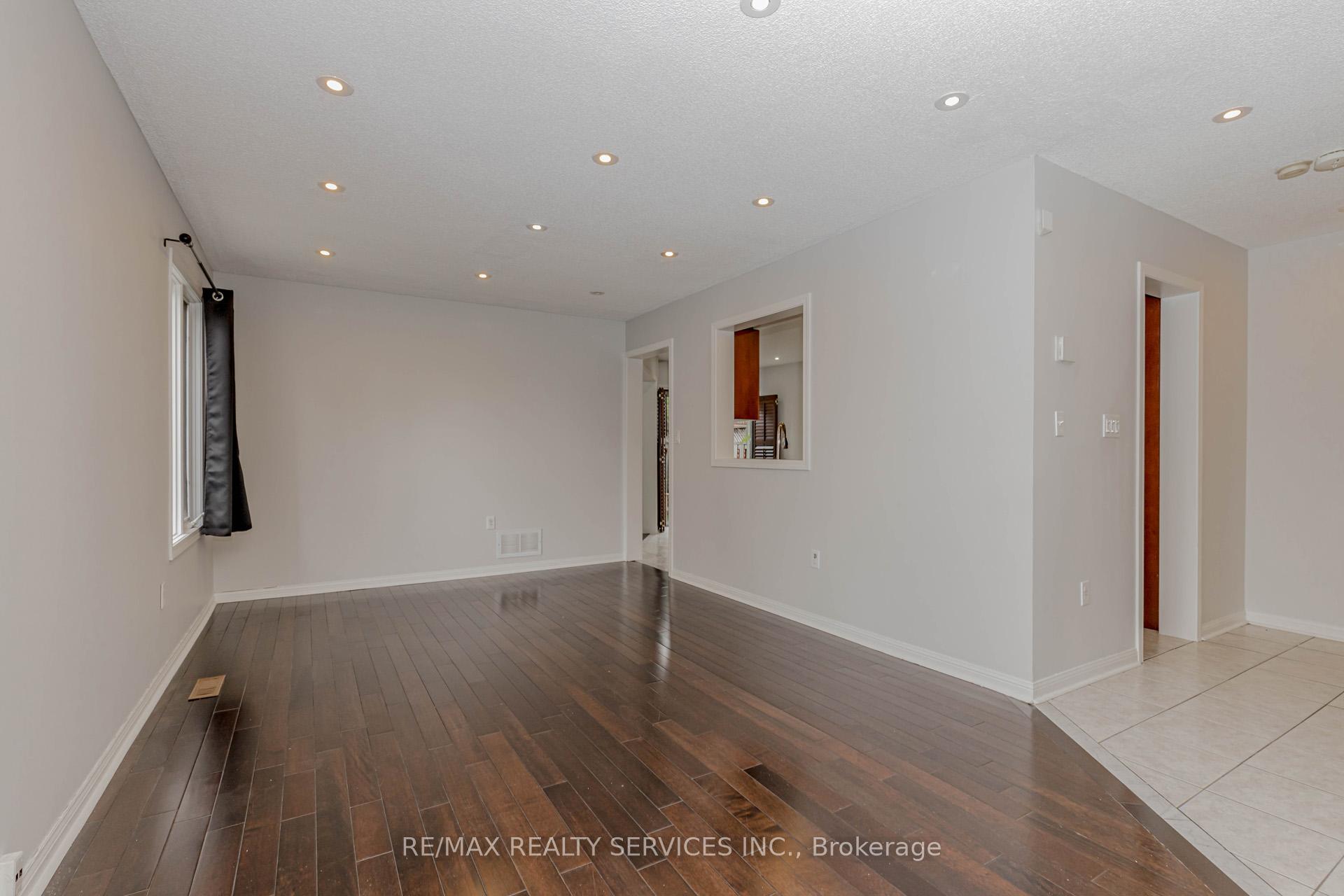 Photo 4 of Unit Upper, 106 Narrow Valley Crescent, Brampton, Sandringham-Wellington — HOMEH