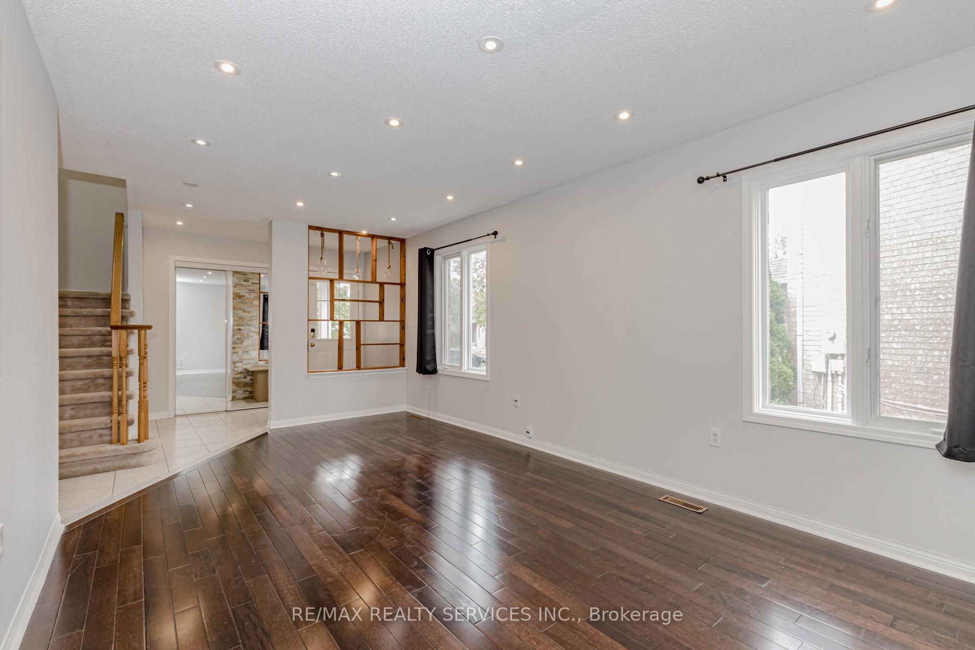 Photo 5 of Unit Upper, 106 Narrow Valley Crescent, Brampton, Sandringham-Wellington — HOMEH